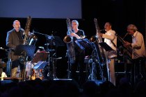 Deutscher Komponist und Musiker Dirk Raulf gastiert mit seinem Orchestra und Meret Becker auf seiner "60 Minuten. Flussabwärts"-Tour in der Kulturkirche Köln (© Thomas Brill)