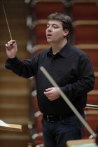 Deutsche Dirigent Enrico Delamboye leitet die Münchner Symphoniker in der Philharmonie Köln (© Thomas Brill)