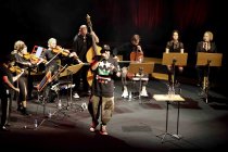 Afrodeutscher Rapper Samy Deluxe gastiert in Begleitung von Alexandra Prince, Melissa Audrey und dem Mikis Takeover! Ensemble auf seiner "Hochkultur"-Tour in der Kölner Philharmonie (&copy; Thomas Brill)