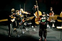 Afrodeutscher Rapper Samy Deluxe gastiert in Begleitung von Alexandra Prince, Melissa Audrey und dem Mikis Takeover! Ensemble auf seiner "Hochkultur"-Tour in der Kölner Philharmonie (&copy; Thomas Brill)
