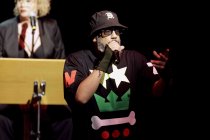 Afrodeutscher Rapper Samy Deluxe gastiert in Begleitung von Alexandra Prince, Melissa Audrey und dem Mikis Takeover! Ensemble auf seiner "Hochkultur"-Tour in der Kölner Philharmonie (&copy; Thomas Brill)