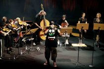 Afrodeutscher Rapper Samy Deluxe gastiert in Begleitung von Alexandra Prince, Melissa Audrey und dem Mikis Takeover! Ensemble auf seiner "Hochkultur"-Tour in der Kölner Philharmonie (&copy; Thomas Brill)
