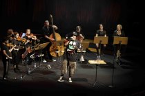 Afrodeutscher Rapper Samy Deluxe gastiert in Begleitung von Alexandra Prince, Melissa Audrey und dem Mikis Takeover! Ensemble auf seiner "Hochkultur"-Tour in der Kölner Philharmonie (&copy; Thomas Brill)
