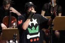 Afrodeutscher Rapper Samy Deluxe gastiert in Begleitung von Alexandra Prince, Melissa Audrey und dem Mikis Takeover! Ensemble auf seiner "Hochkultur"-Tour in der Kölner Philharmonie (&copy; Thomas Brill)
