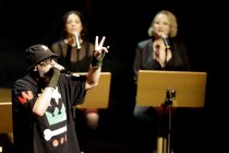 Afrodeutscher Rapper Samy Deluxe gastiert in Begleitung von Alexandra Prince, Melissa Audrey und dem Mikis Takeover! Ensemble auf seiner "Hochkultur"-Tour in der Kölner Philharmonie (&copy; Thomas Brill)