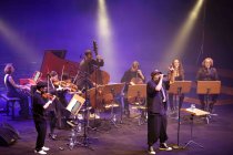 Afrodeutscher Rapper Samy Deluxe gastiert in Begleitung von Alexandra Prince, Melissa Audrey und dem Mikis Takeover! Ensemble auf seiner "Hochkultur"-Tour in der Kölner Philharmonie (© Thomas Brill)