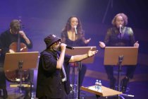 Afrodeutscher Rapper Samy Deluxe gastiert in Begleitung von Alexandra Prince, Melissa Audrey und dem Mikis Takeover! Ensemble auf seiner "Hochkultur"-Tour in der Kölner Philharmonie (© Thomas Brill)