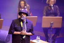 Afrodeutscher Rapper Samy Deluxe gastiert in Begleitung von Alexandra Prince, Melissa Audrey und dem Mikis Takeover! Ensemble auf seiner "Hochkultur"-Tour in der Kölner Philharmonie (© Thomas Brill)