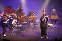 Afrodeutscher Rapper Samy Deluxe gastiert in Begleitung von Alexandra Prince, Melissa Audrey und dem Mikis Takeover! Ensemble auf seiner "Hochkultur"-Tour in der Kölner Philharmonie (© Thomas Brill)