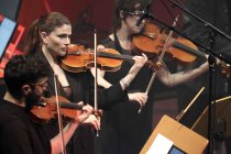 Afrodeutscher Rapper Samy Deluxe gastiert in Begleitung von Alexandra Prince, Melissa Audrey und dem Mikis Takeover! Ensemble auf seiner "Hochkultur"-Tour in der Kölner Philharmonie (© Thomas Brill)