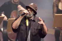 Afrodeutscher Rapper Samy Deluxe gastiert in Begleitung von Alexandra Prince, Melissa Audrey und dem Mikis Takeover! Ensemble auf seiner "Hochkultur"-Tour in der Kölner Philharmonie (© Thomas Brill)