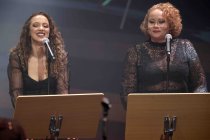 Afrodeutscher Rapper Samy Deluxe gastiert in Begleitung von Alexandra Prince, Melissa Audrey und dem Mikis Takeover! Ensemble auf seiner "Hochkultur"-Tour in der Kölner Philharmonie (© Thomas Brill)