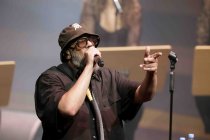 Afrodeutscher Rapper Samy Deluxe gastiert in Begleitung von Alexandra Prince, Melissa Audrey und dem Mikis Takeover! Ensemble auf seiner "Hochkultur"-Tour in der Kölner Philharmonie (© Thomas Brill)