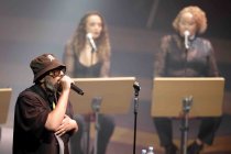 Afrodeutscher Rapper Samy Deluxe gastiert in Begleitung von Alexandra Prince, Melissa Audrey und dem Mikis Takeover! Ensemble auf seiner "Hochkultur"-Tour in der Kölner Philharmonie (© Thomas Brill)