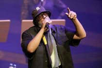 Afrodeutscher Rapper Samy Deluxe gastiert in Begleitung von Alexandra Prince, Melissa Audrey und dem Mikis Takeover! Ensemble auf seiner "Hochkultur"-Tour in der Kölner Philharmonie (© Thomas Brill)