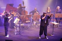 Afrodeutscher Rapper Samy Deluxe gastiert in Begleitung von Alexandra Prince, Melissa Audrey und dem Mikis Takeover! Ensemble auf seiner "Hochkultur"-Tour in der Kölner Philharmonie (© Thomas Brill)