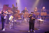 Afrodeutscher Rapper Samy Deluxe gastiert in Begleitung von Alexandra Prince, Melissa Audrey und dem Mikis Takeover! Ensemble auf seiner "Hochkultur"-Tour in der Kölner Philharmonie (© Thomas Brill)