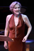 Deutsche Sopranistin Angela Denoke gastiert in Begleitung von Tal Balshai (Klavier), Norbert Nagel (Blasinstrumente), Timothy Park (Violoncello) und Catherine Janke (Rezitation) mit dem Programm „Tanz auf dem Vulkan“ in der Kölner Philharmonie (© Thomas Brill)