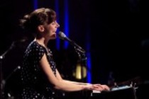 Deutsche Pop, Jazz und Chanson-Sängerin Anna Depenbusch gastiert auf ihrer "Die Mathematik der Anna Depenbusch"-Tour im Gloria Theater Köln (&copy; Thomas Brill)