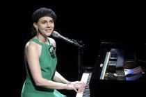 Deutsche Pop, Jazz und Chanson-Sängerin Anna Depenbusch gastiert auf ihrer "Echtzeit"-Tour in der Kölner Philharmonie (© Thomas Brill)