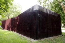 Der dekorierte Zaun "Unterwerk Im Sionstal" ist Kunst im öffentlichen Raum vom Bildender Künstler Wolfgang Rüppel und der Architektin Ute Piroeth Im Sionstal in Köln (&copy; Thomas Brill)