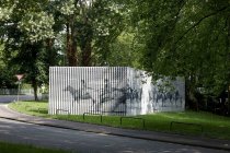 Der dekorierte Zaun "Unterwerk Im Sionstal" ist Kunst im öffentlichen Raum vom Bildender Künstler Wolfgang Rüppel und der Architektin Ute Piroeth Im Sionstal in Köln (&copy; Thomas Brill)