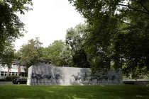 Der dekorierte Zaun "Unterwerk Im Sionstal" ist Kunst im öffentlichen Raum vom Bildender Künstler Wolfgang Rüppel und der Architektin Ute Piroeth Im Sionstal in Köln (&copy; Thomas Brill)