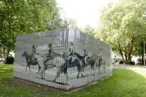 Der dekorierte Zaun "Unterwerk Im Sionstal" ist Kunst im öffentlichen Raum vom Bildender Künstler Wolfgang Rüppel und der Architektin Ute Piroeth Im Sionstal in Köln (&copy; Thomas Brill)