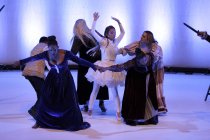 20 Jugendlichen aus 12 Nationen führen das Musical "Der Sturm" nach William Shakespeare in der Philharmonie Köln auf (© Thomas Brill)