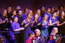 Erstes Kölner Akkordeon-Orchester unter der Leitung von Matthias Hennecke feiert mit seinen Gästen, dem Gesangsensemble "Die Erben" und dem Sänger Tom Gaebel "90 Jahre Erstes Kölner Akkordeon-Orchester" in der Philharmonie Köln (© Thomas Brill)