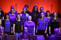 Erstes Kölner Akkordeon-Orchester unter der Leitung von Matthias Hennecke feiert mit seinen Gästen, dem Gesangsensemble "Die Erben" und dem Sänger Tom Gaebel "90 Jahre Erstes Kölner Akkordeon-Orchester" in der Philharmonie Köln (© Thomas Brill)