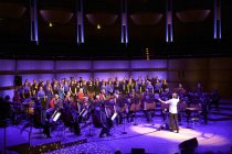 Erstes Kölner Akkordeon-Orchester unter der Leitung von Matthias Hennecke feiert mit seinen Gästen, dem Gesangsensemble "Die Erben" und dem Sänger Tom Gaebel "90 Jahre Erstes Kölner Akkordeon-Orchester" in der Philharmonie Köln (© Thomas Brill)