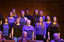 Erstes Kölner Akkordeon-Orchester unter der Leitung von Matthias Hennecke feiert mit seinen Gästen, dem Gesangsensemble "Die Erben" und dem Sänger Tom Gaebel "90 Jahre Erstes Kölner Akkordeon-Orchester" in der Philharmonie Köln (© Thomas Brill)