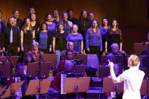 Erstes Kölner Akkordeon-Orchester unter der Leitung von Matthias Hennecke feiert mit seinen Gästen, dem Gesangsensemble "Die Erben" und dem Sänger Tom Gaebel "90 Jahre Erstes Kölner Akkordeon-Orchester" in der Philharmonie Köln (© Thomas Brill)
