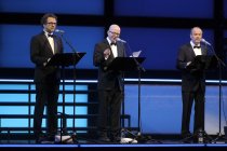 Hörspiel-Sprecher v.l.: Andreas Fröhlich, Oliver Rohrbeck und Jens Wawrczeck alias "Die drei ???" gastieren auf ihrer "Phonophobia – Sinfonie der Angstr"-Tour in der Lanxess-Arena Köln (© Thomas Brill)