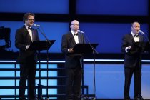 Hörspiel-Sprecher v.l.: Andreas Fröhlich, Oliver Rohrbeck und Jens Wawrczeck alias "Die drei ???" gastieren auf ihrer "Phonophobia – Sinfonie der Angstr"-Tour in der Lanxess-Arena Köln (© Thomas Brill)
