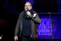 Pfarrer der Kölner Kulturkirche Thomas Diederichs kündigt den Auftritt der deutschen Rockgruppe Ton Steine Scherben auf ihrer  "50 Jahre Ton Steine Scherben"-Jubiläumstour in der Kulturkirche Köln an (© Thomas Brill)
