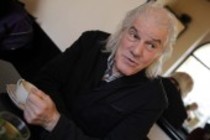 Deutsche Tanz-Choreograph und Filmemacher Klaus Dilger im Interview über seine Tätigkeit als Koordinator des "tanZwebkoeln" im Café Schmitz, Köln (© Thomas Brill)