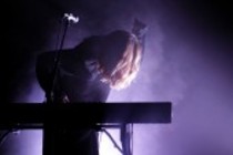Brasilianische Sängerin und Pianistin Dillon gastiert auf ihrer "This Silence Kills"-Tour im Volkstheater Millowitsch Köln (&copy; Thomas Brill)
