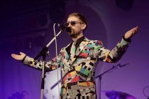 Britische Pop-Band The Divine Comedy mit Sänger Neil Hannon gastiert auf ihrer "Office Politics"-Tour in der Live Music Hall Köln (© Thomas Brill)