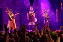 Ensemble spielt das Stück "Dreigestirn" bei der Stunksitzung 2017 im E-Werk Köln (© Thomas Brill)