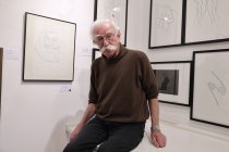 Kölner Galerist Helmut Dreiseitel in der Ausstellung des spanischen Bildhauer und Zeichner Andreu Alfaro in der Galerie Dreiseitel Köln (© Thomas Brill)
