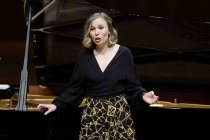 Französisch-dänische Sporanistin Elsa Dreisig gastiert in Begleitung des amerikanischen Pianisten Jonathan Ware mit Lieder, Chansons und Songs des frühen 20. Jahrhunderts in der Kölner Philharmonie (© Thomas Brill)