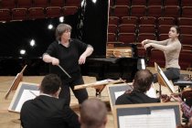 Polnische Dirigentin Agnieszka Duczmal leitet das Amadeus Chamber Orchestra of Polish Radio in Begleitung der russischen Pianistin Olga Scheps in der Philharmonie Köln (© Thomas Brill)