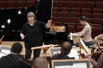 Polnische Dirigentin Agnieszka Duczmal leitet das Amadeus Chamber Orchestra of Polish Radio in Begleitung der russischen Pianistin Olga Scheps in der Philharmonie Köln (© Thomas Brill)