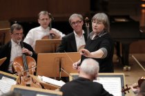 Polnische Dirigentin Agnieszka Duczmal leitet das Amadeus Chamber Orchestra of Polish Radio in der Philharmonie Köln (© Thomas Brill)
