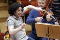 Venezolanischer Dirigent Gustavo Dudamel leitet die Göteborgs Symfoniker in Begleitung des armenischen Violinisten Sergey Khachatryan in der Philharmonie Köln (© Thomas Brill)