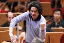 Venezolanischer Dirigent Gustavo Dudamel leitet das Los Angeles Philharmonic Orchestra in Begleitung der amerikanischen Mezzosopranistin Kelley O'Connor in der Philharmonie Köln (© Thomas Brill)