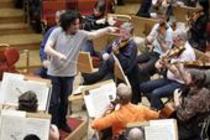 Venezolanischer Dirigent Gustavo Dudamel leitet die Göteborgs Symfoniker in Begleitung des armenischen Violinisten Sergey Khachatryan in der Philharmonie Köln (© Thomas Brill)