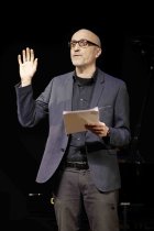 Deutsche Schauspieler Andreas Durban moderiert den Auftritt der deutschen Mezzosopranistin Stephanie Lesch, die in Begleitung des spanischen Pianistin Ainoa Padrón im Rahmen der Konzertreihe "Im Zentrum Lied" in der Fritz Thyssen Stiftung Köl (© Thomas Brill)